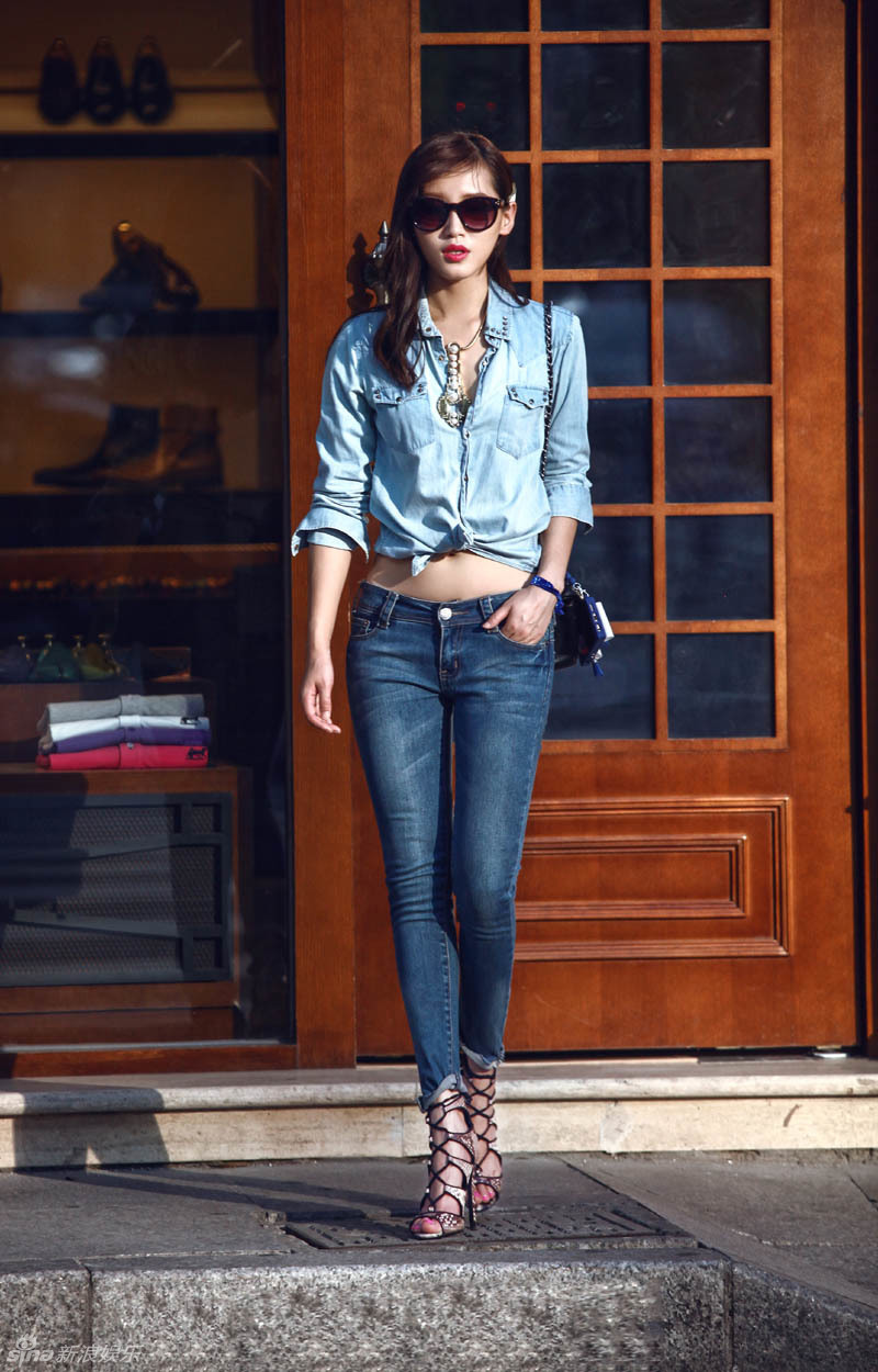 28 15:51:17 1 / 5 新浪娱乐讯 近日,苏青一组性感牛仔风街拍写真曝光