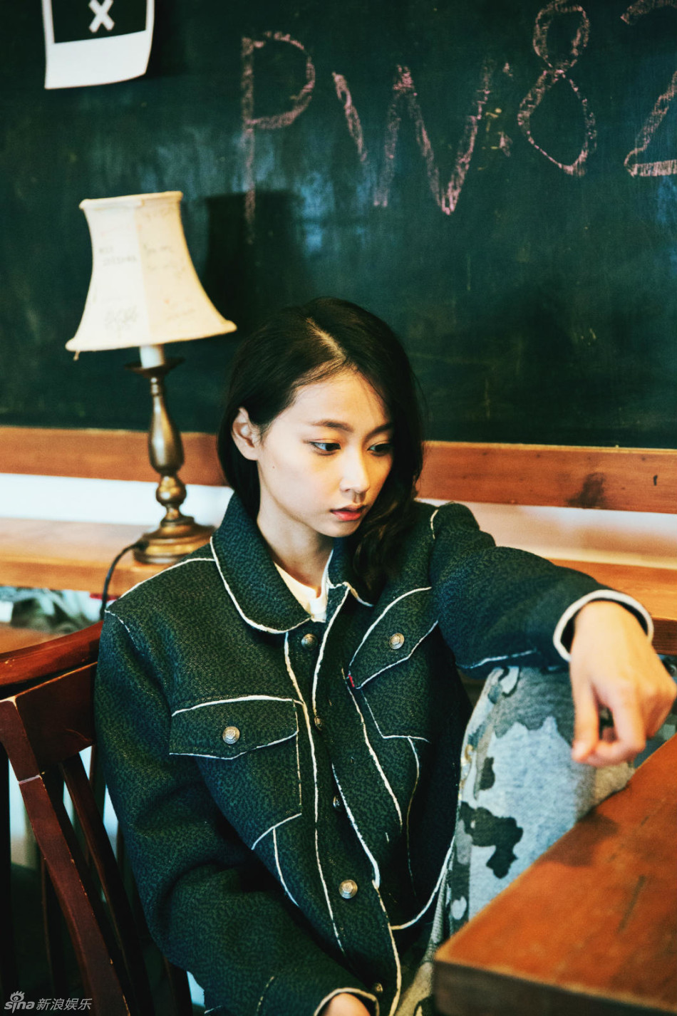 新浪娱乐讯 近日,文雨非现身北京街头,清淡妆容加上街头风的服饰,配以