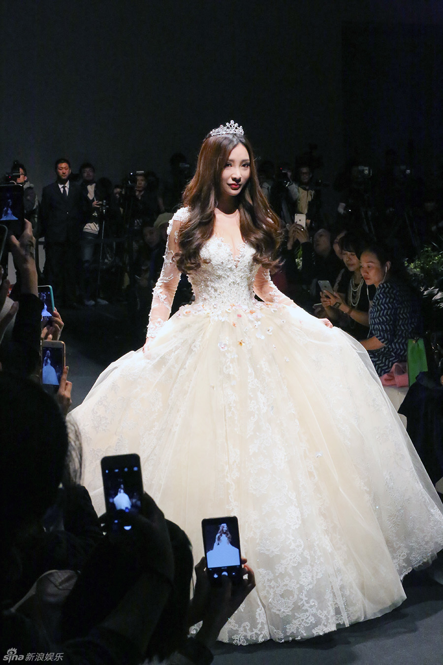 组图:柳岩穿50斤巨型婚纱走秀 大方回应整容_高清图集_新浪网