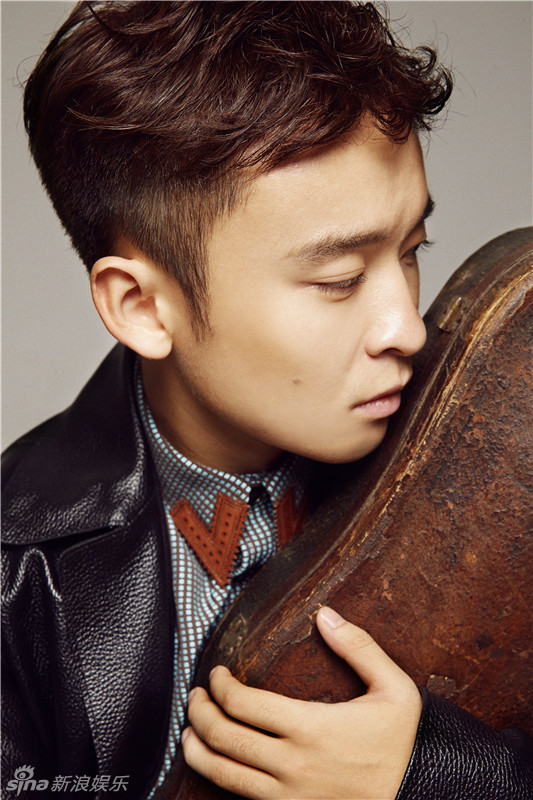组图:董子健写真复古文艺 眼神迷人显暖男魅力_高清图集_新浪网