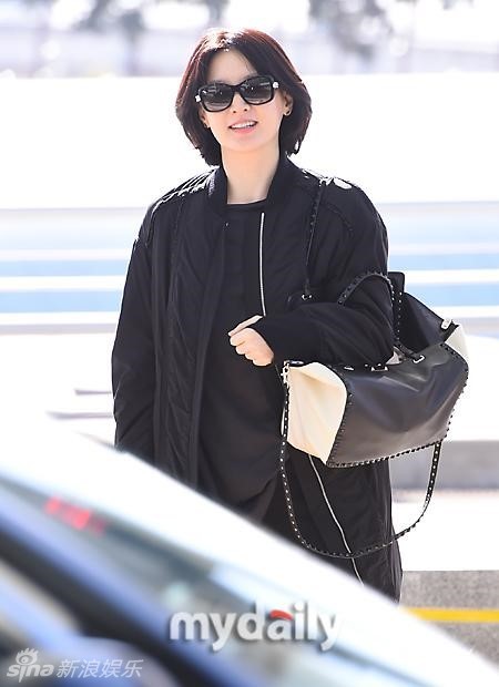 组图:李英爱机场自己提行李 44岁保养好气质佳_高清图集_新浪网