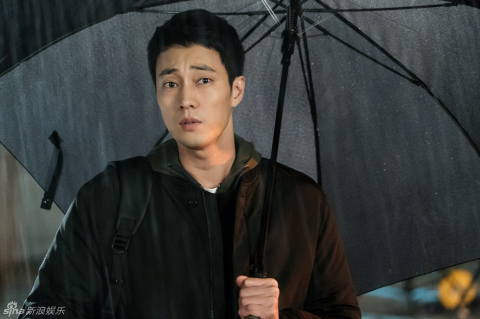组图:韩星苏志燮拍夜雨戏 眼神忧郁迷人
