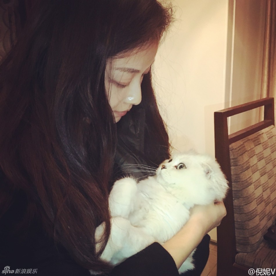 9 新浪娱乐讯 11月2日,倪妮微博晒出一组与猫互动的照片,照片中倪妮