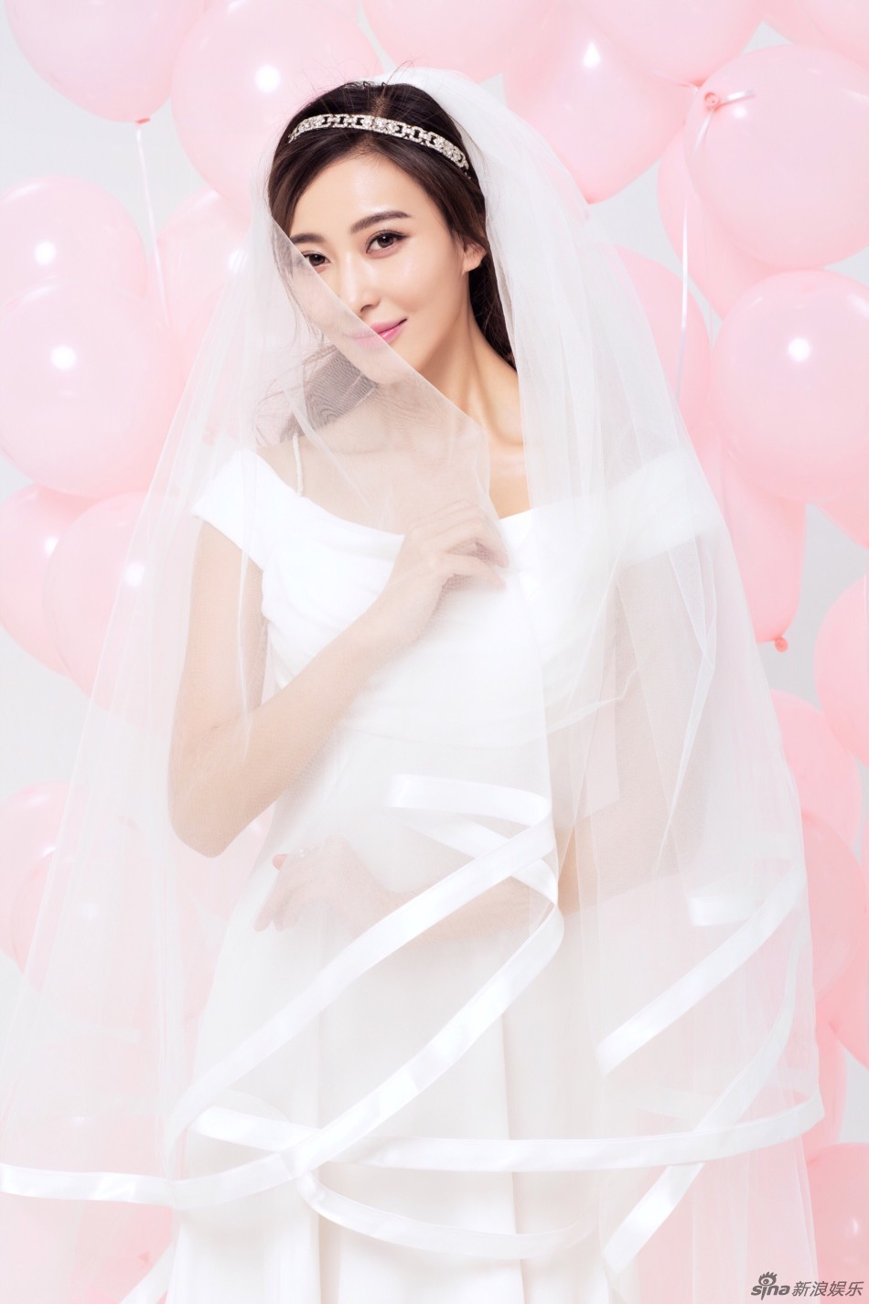 周知杂志封面大片曝光 甜美宛若领家女孩