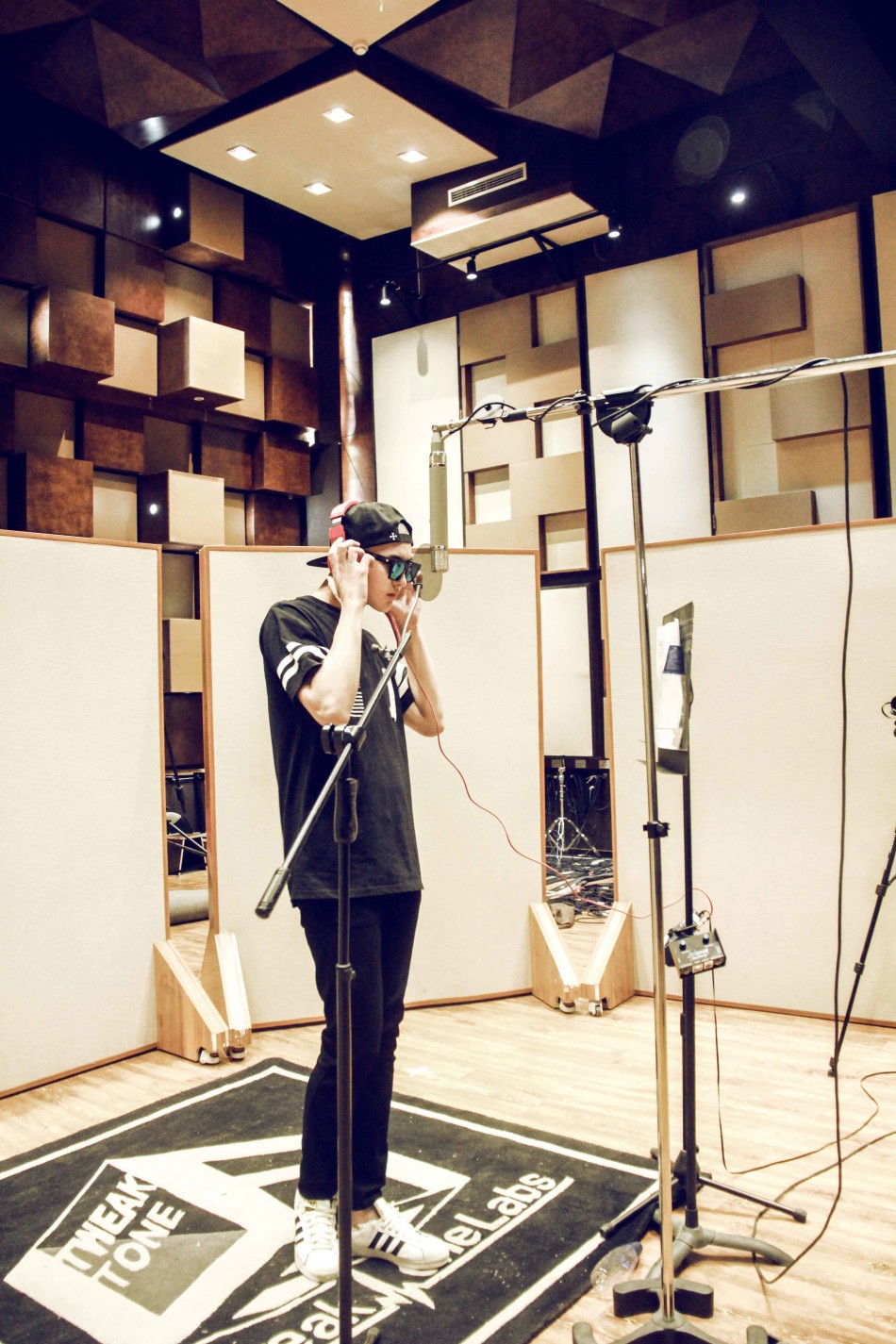 组图:吴亦凡《badgirl》将上线 见面会6日开启