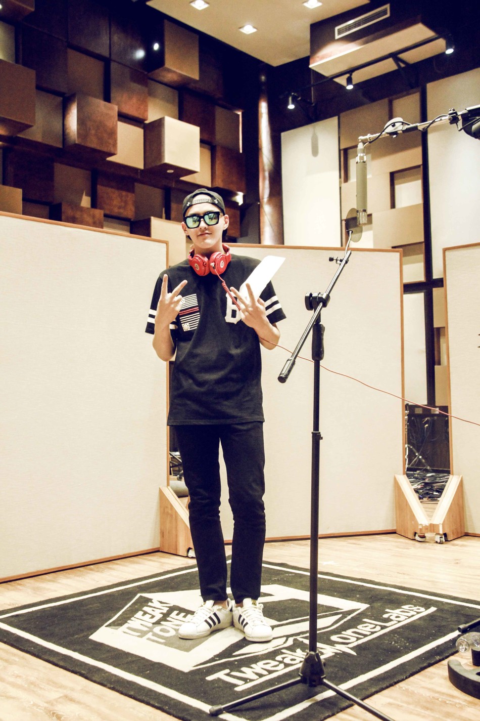 组图:吴亦凡《badgirl》将上线 见面会6日开启