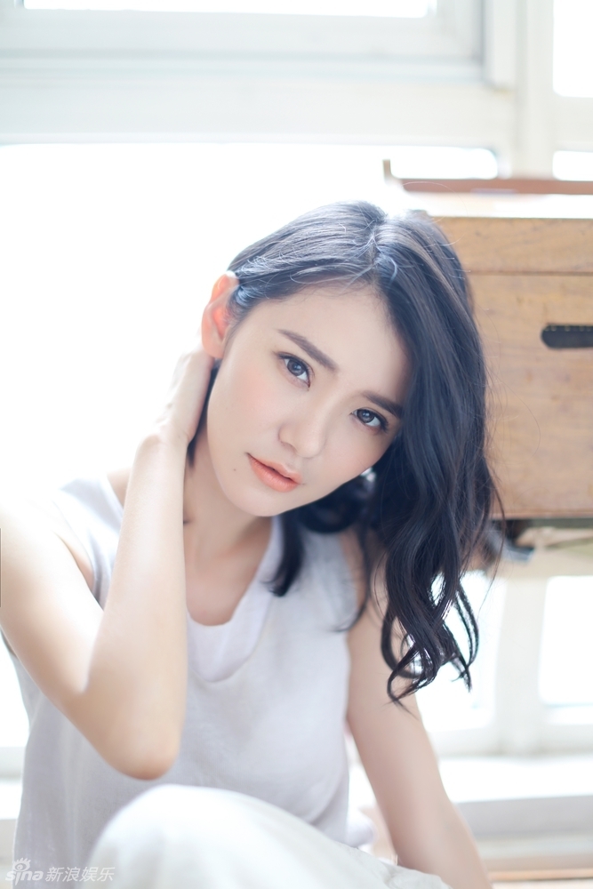 杨子祯写真拥抱爱猫 知性魅力浑然天成