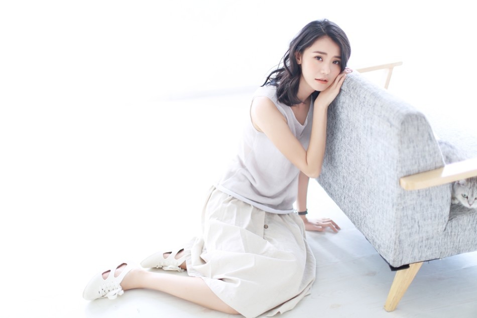 杨子祯写真拥抱爱猫 知性魅力浑然天成