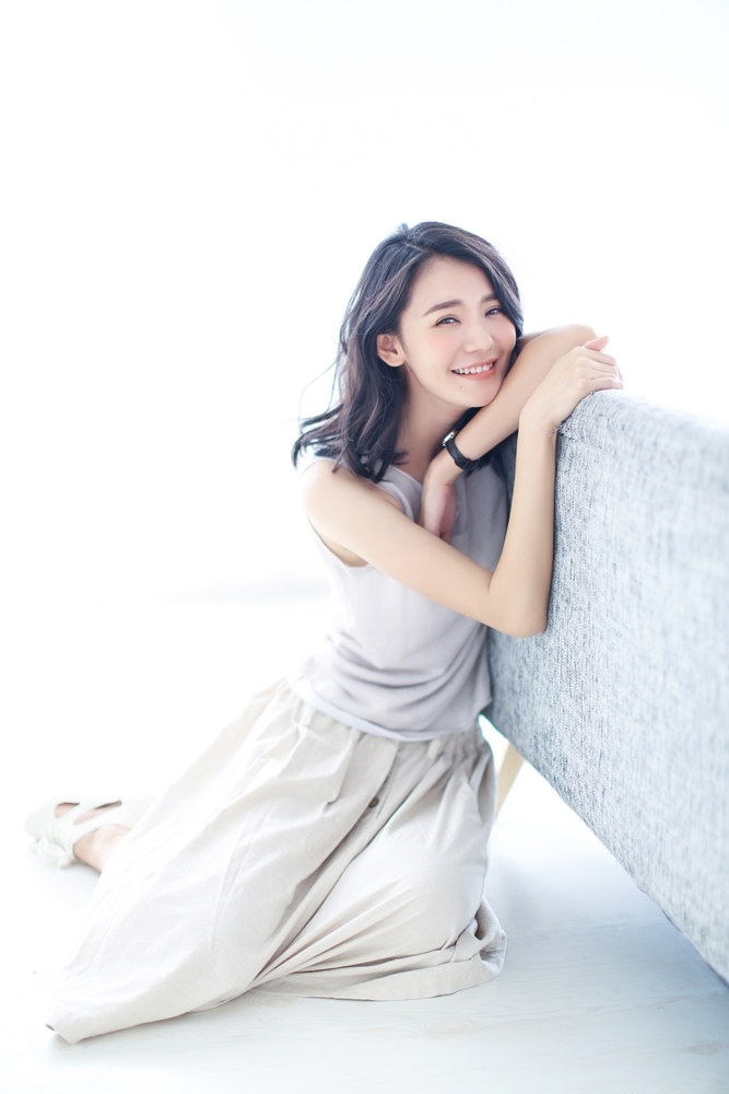 杨子祯写真拥抱爱猫 知性魅力浑然天成