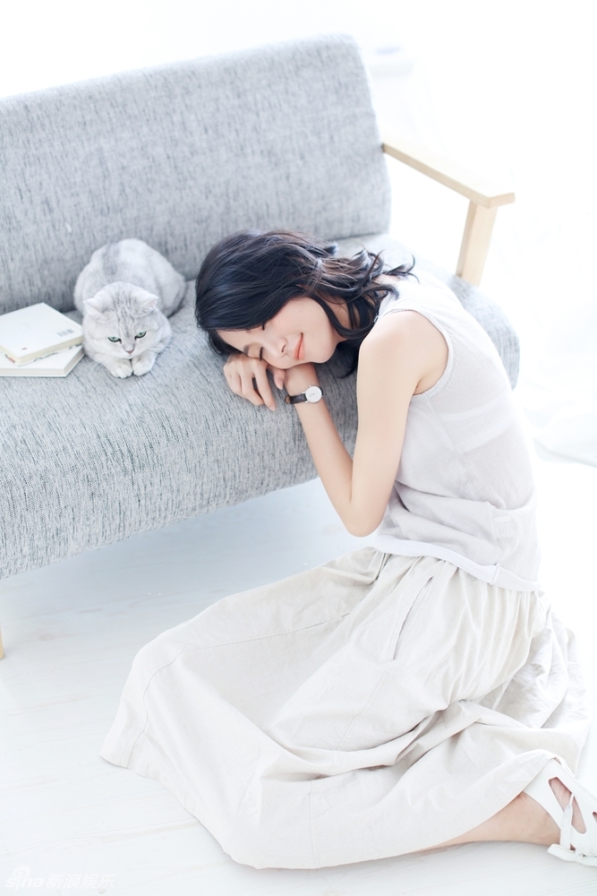 杨子祯写真拥抱爱猫 知性魅力浑然天成