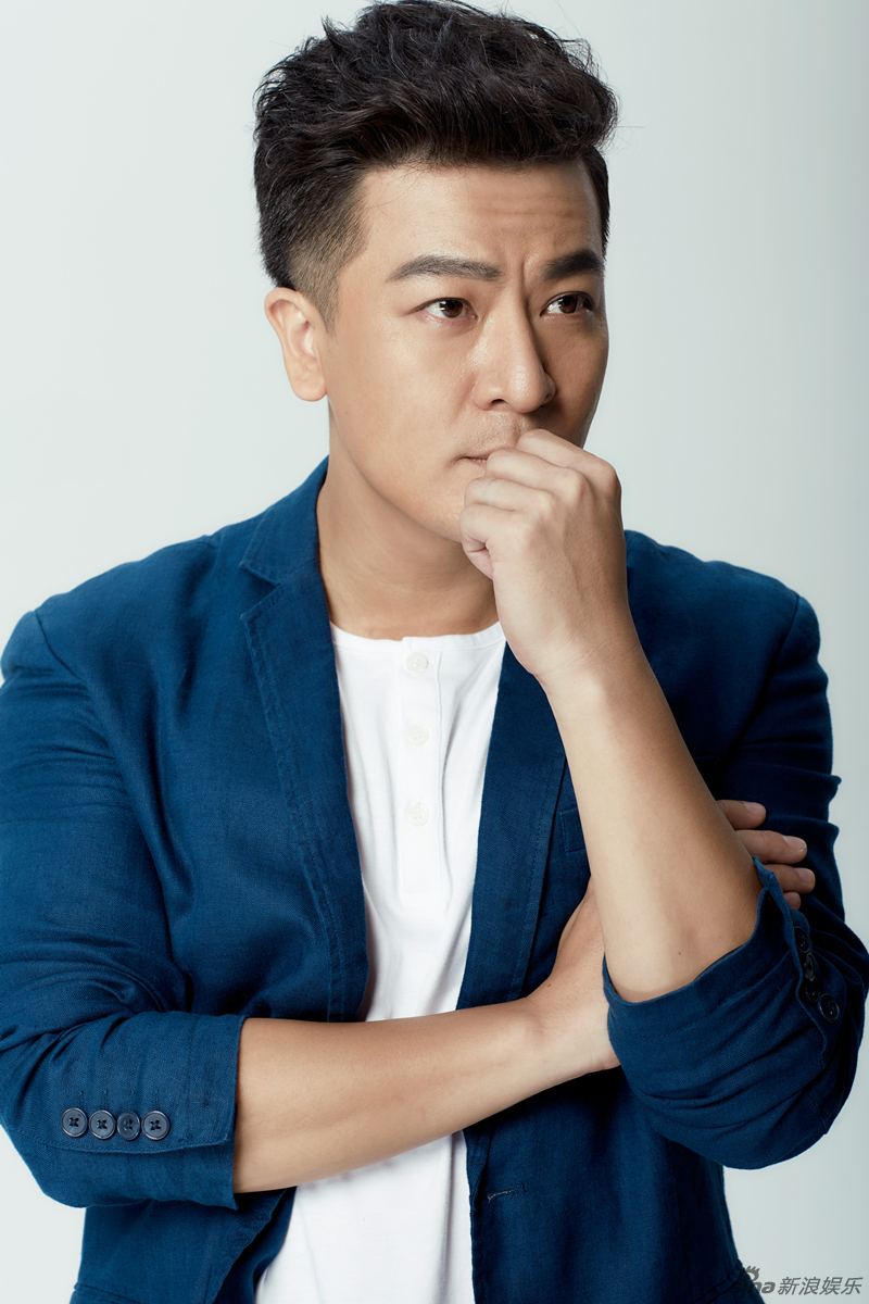 1 / 6 新浪娱乐讯 近日,演员于毅曝光了一组"酷萌版"晚秋写真.