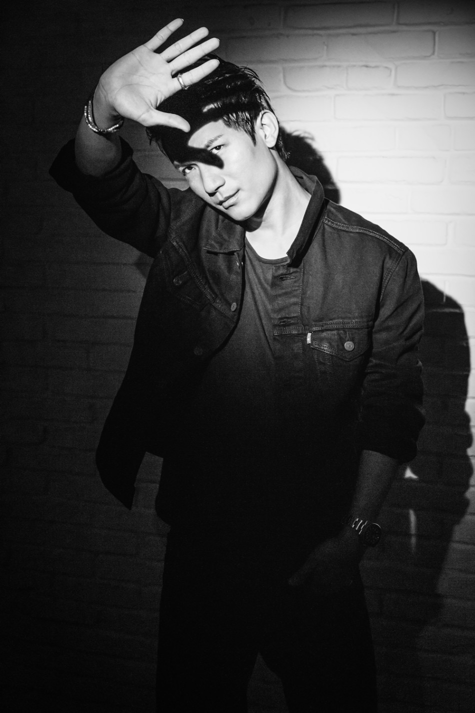 组图:陈楚生牛仔装大片曝光 展独特时尚态度_高清图集_新浪网