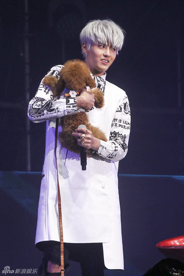 组图:吴亦凡白发帅气 生日会献劲歌热舞_高清图集_新浪网