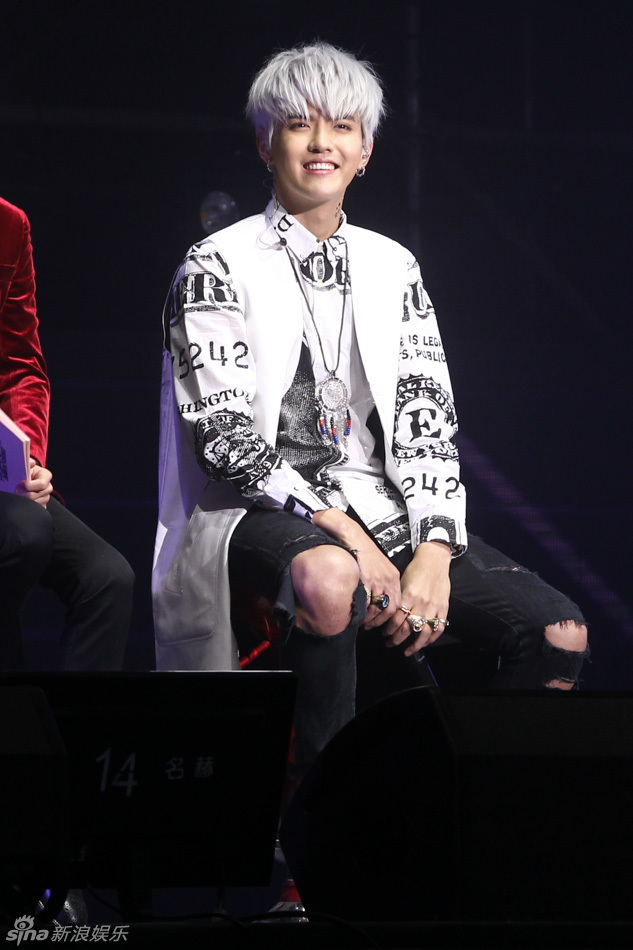 组图:吴亦凡白发帅气 生日会献劲歌热舞_高清图集_新浪网