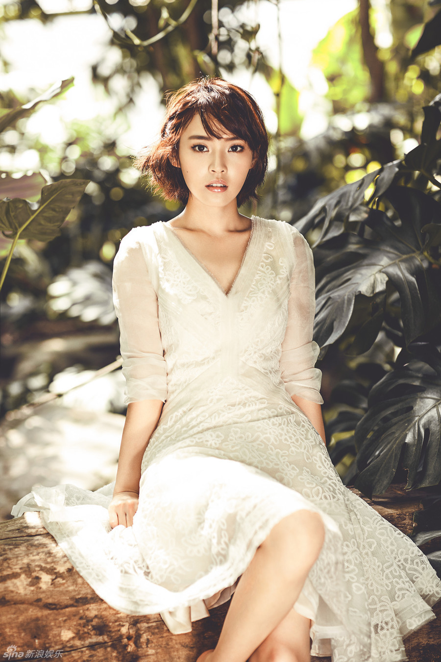 新浪娱乐讯 近日,张佳宁曝光一组最新写真,在绿影盎然的丛林间,身穿一