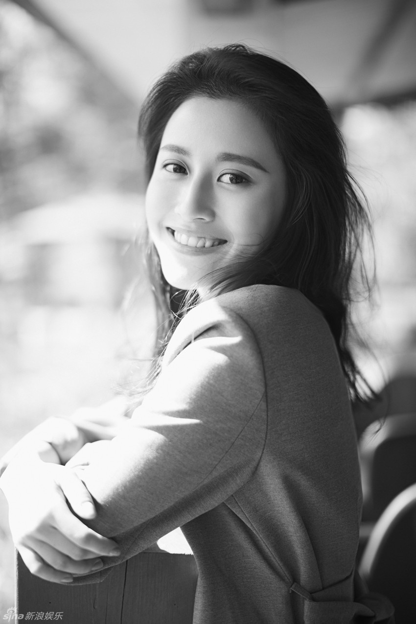 陈雅丽演绎黑白经典 明目皓齿风情如水_高清图集_新浪网