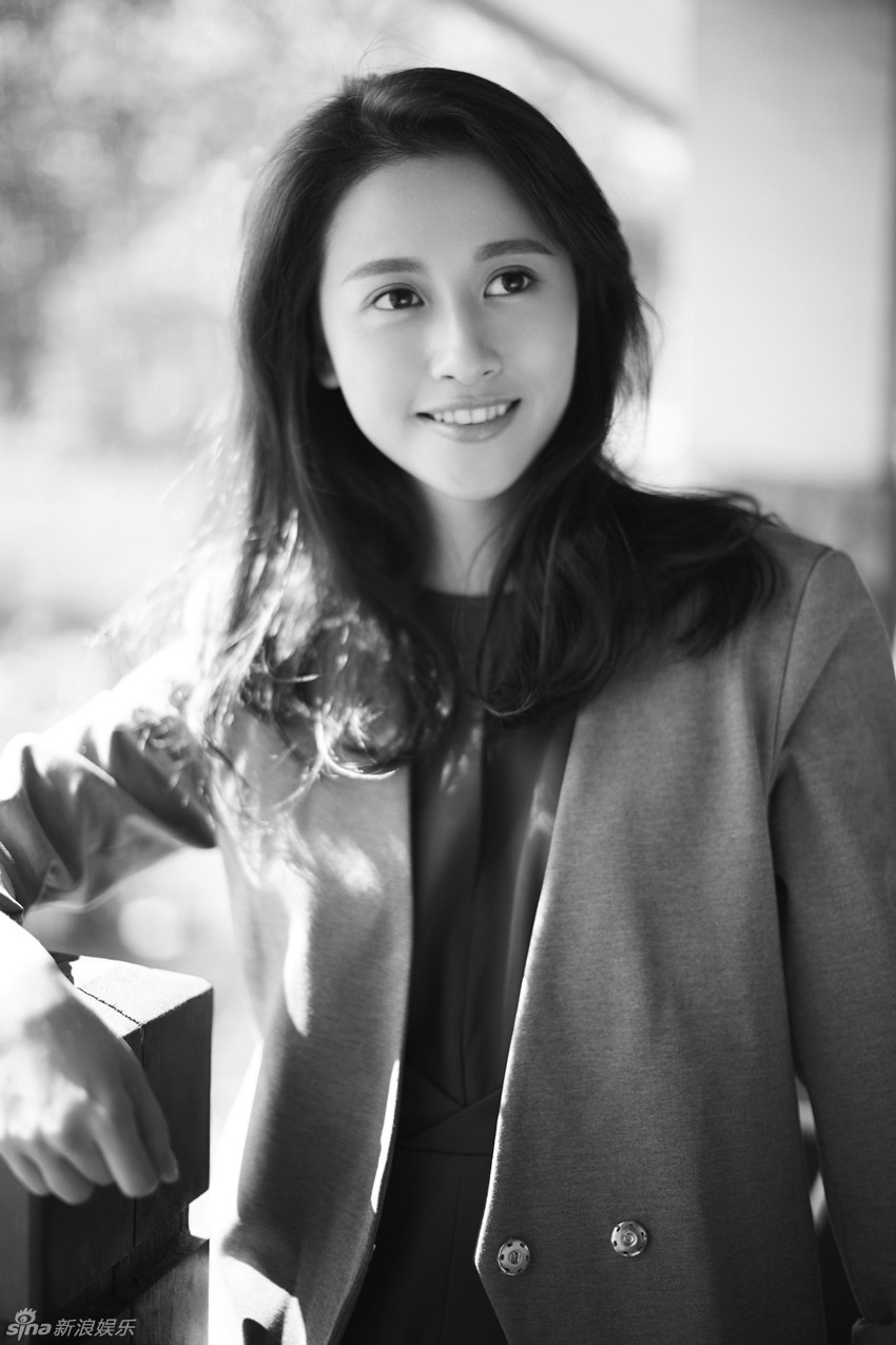 11.10 11:00:34 1 / 6 新浪娱乐讯 陈雅丽近期曝出一组黑白复古写真.