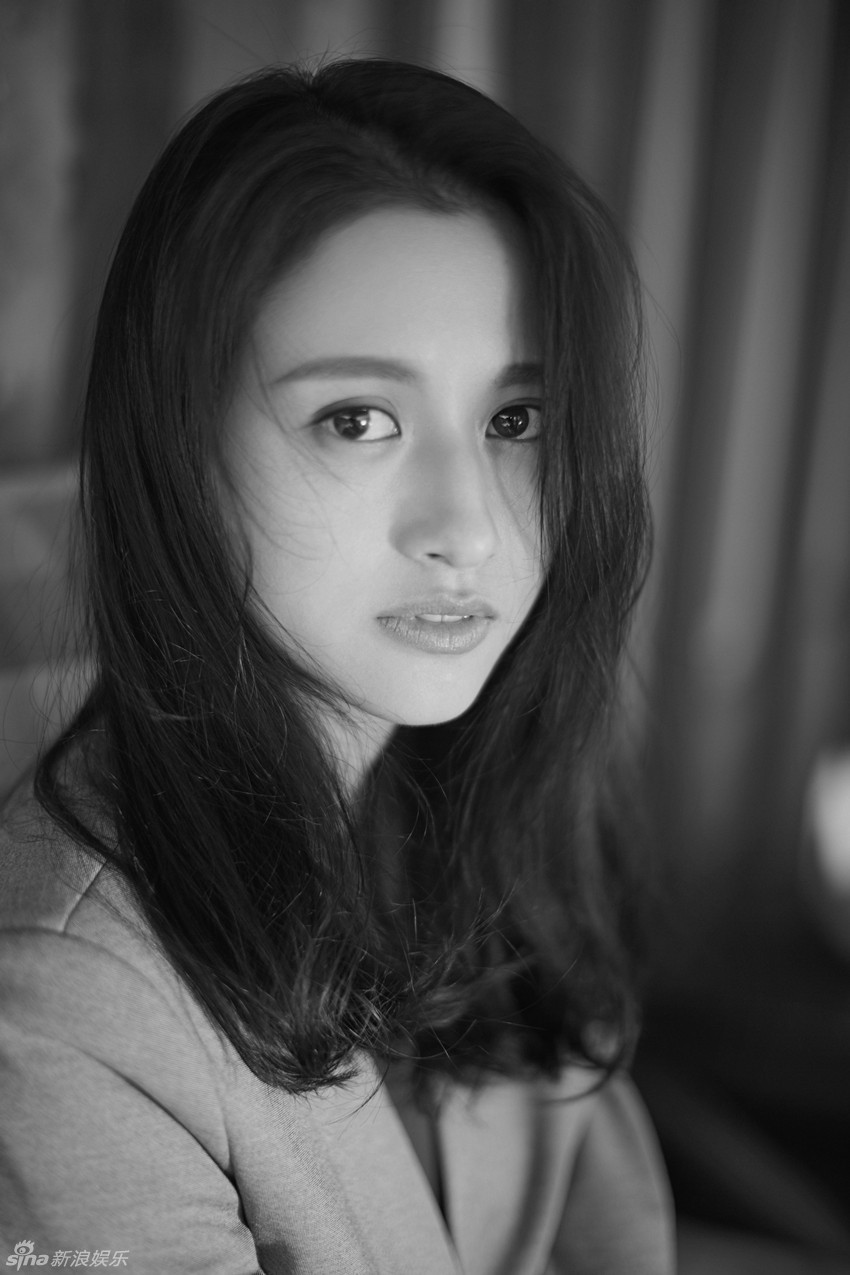 新浪娱乐讯 陈雅丽近期曝出一组黑白复古写真.