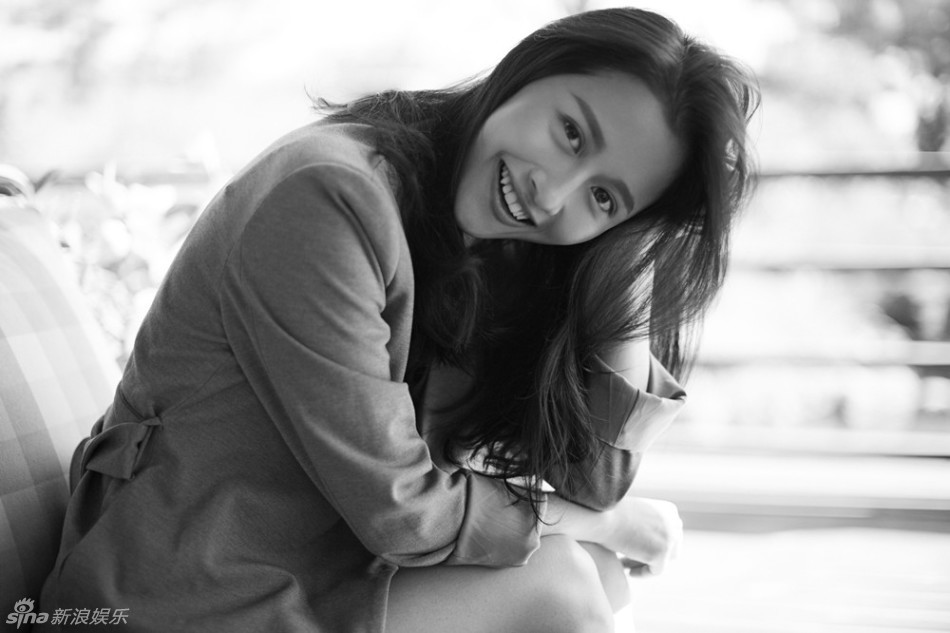 新浪娱乐讯 陈雅丽近期曝出一组黑白复古写真.