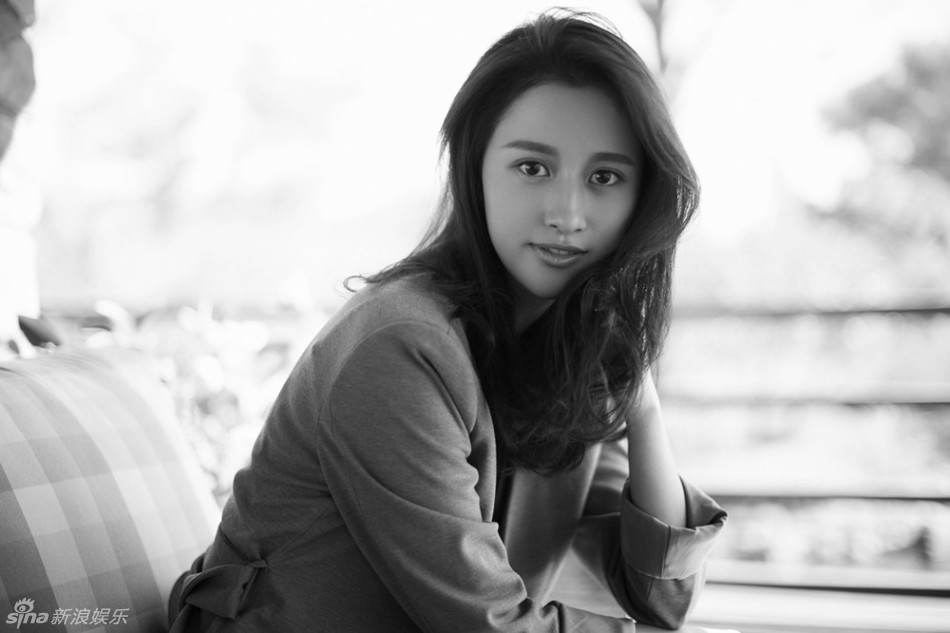 新浪娱乐讯 陈雅丽近期曝出一组黑白复古写真.