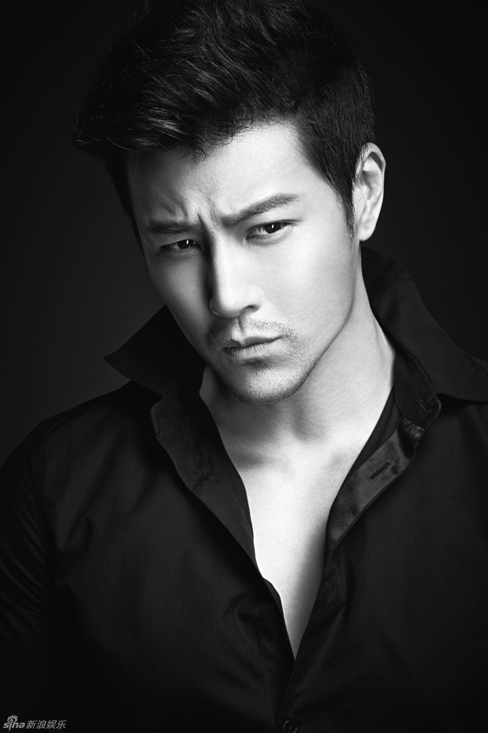 组图:许韶洋黑衬衣写真 有型有款魅力先生_高清图集_新浪网