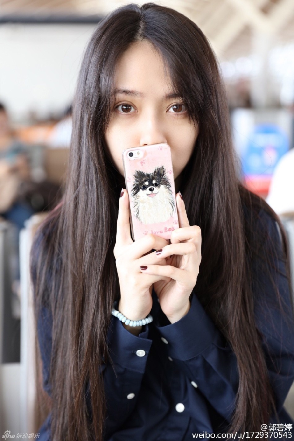 组图:郭碧婷机场素颜甜笑 歪头卖萌大白腿抢镜_高清图集_新浪网