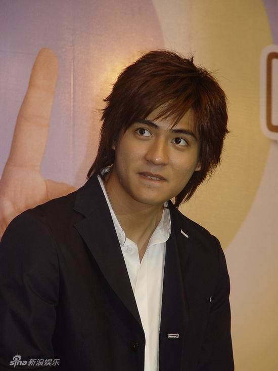 新浪娱乐讯 11月10日,仔仔周渝民在微博上公布婚讯,和妻子喻虹渊甜蜜