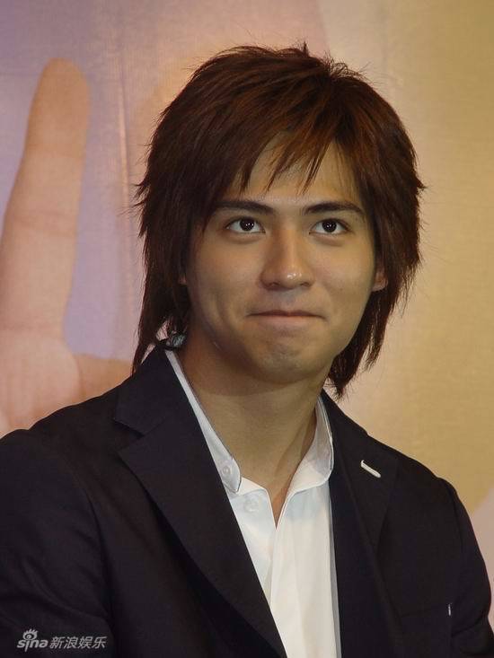 新浪娱乐讯 11月10日,仔仔周渝民在微博上公布婚讯,和妻子喻虹渊甜蜜