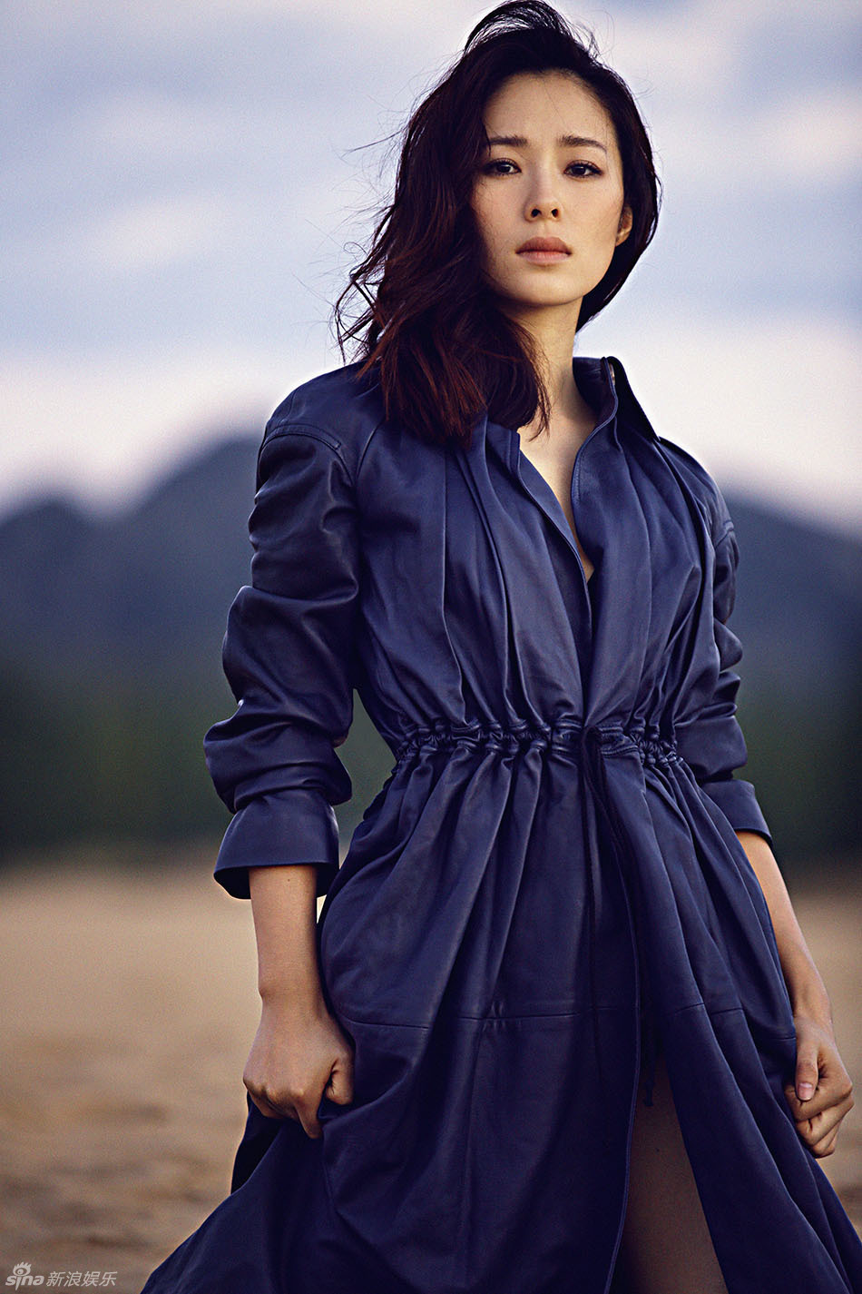 新浪娱乐讯 近日,江一燕在空旷大漠中拍摄了一组酷感大片,身穿不同