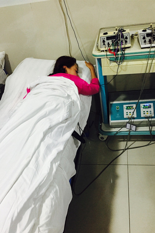 组图:黄金线路杨蓉力挑百斤 腰伤复发粉丝心疼_高清图集_新浪网