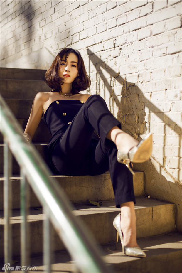 1 / 6 新浪娱乐讯 近日,青年演员孙艺铭为某时尚杂志拍摄了一组大片