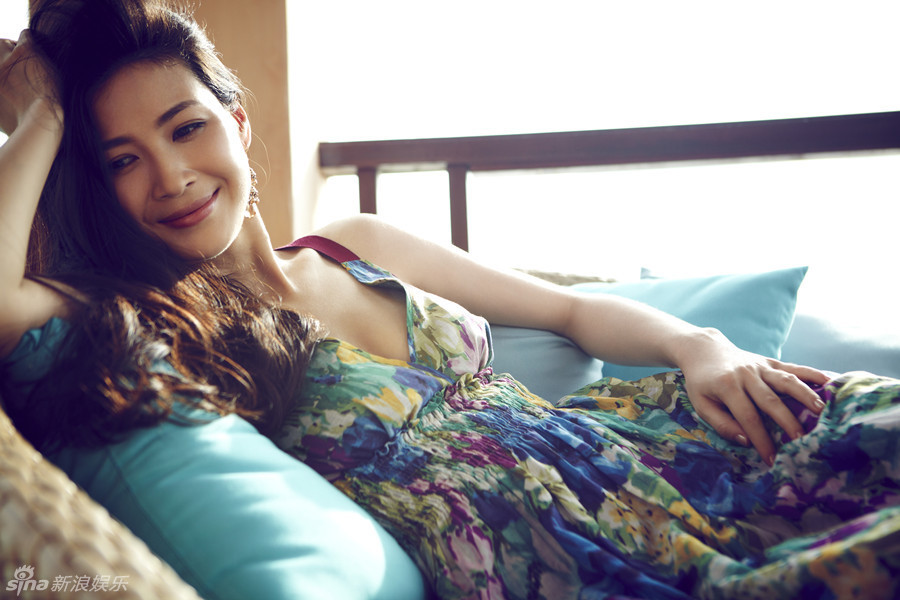 新浪娱乐讯 近日,演员童蕾曝光了一组写真,笑容皎若星辰的童蕾,在镜头