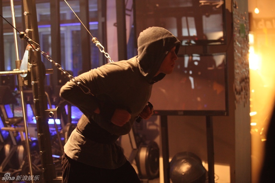 组图:韩星苏志燮新剧变健身狂人 健硕臂膀抢镜