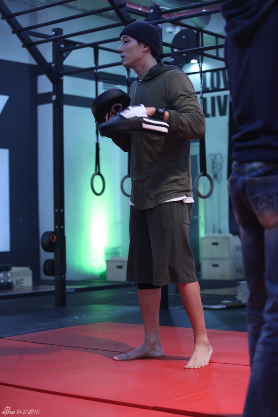 组图:韩星苏志燮新剧变健身狂人 健硕臂膀抢镜