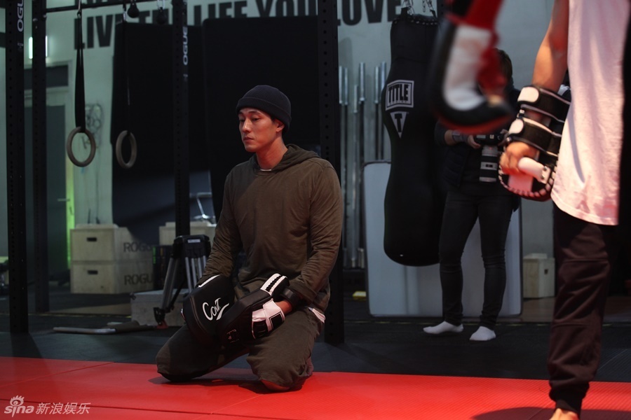 组图:韩星苏志燮新剧变健身狂人 健硕臂膀抢镜