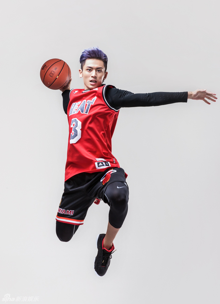 组图:张哲瀚曝运动大片 完美诠释阳光热血青春