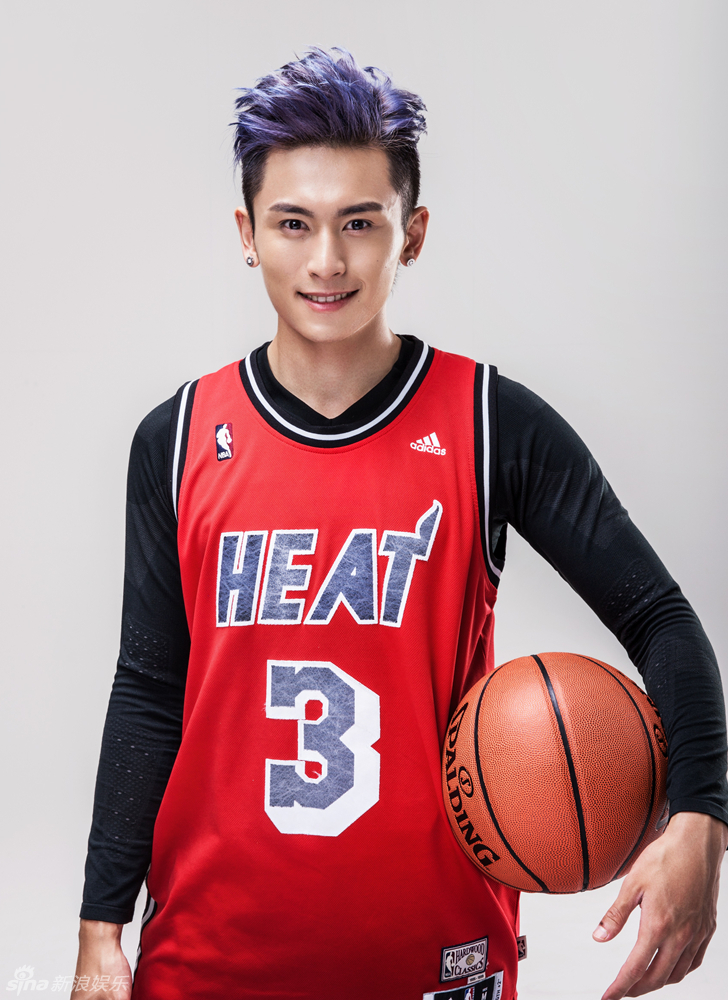 组图:张哲瀚曝运动大片 完美诠释阳光热血青春