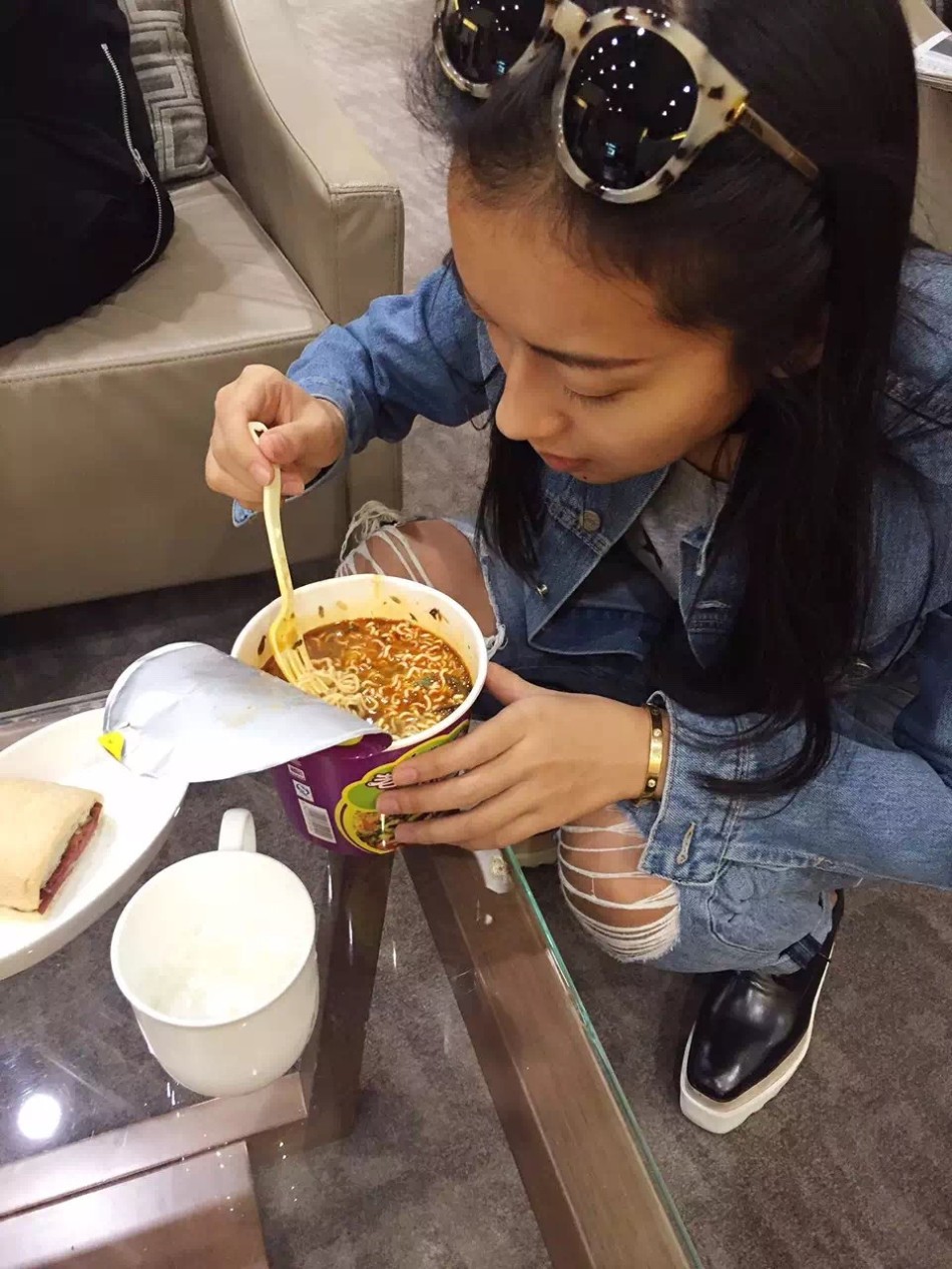 吉克隽逸蹲地吃泡面