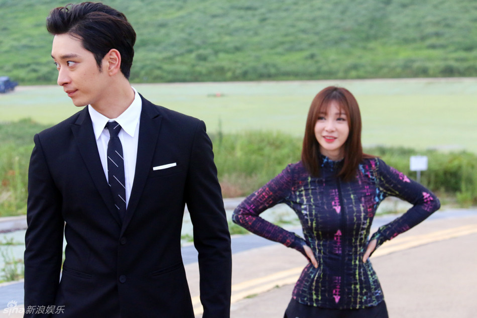 组图:柳岩裸背出镜 爆破戏获黄灿盛扑倒_高清图集_新浪网