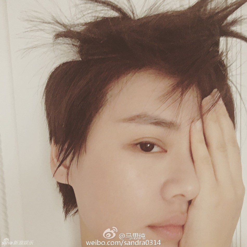 马思纯起床变鸡窝头 嘟嘴撒娇眼神迷离