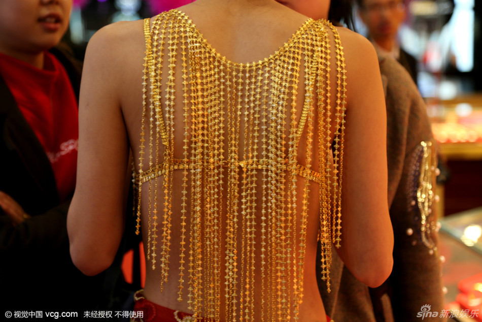 300万黄金内衣亮相甘肃 珠光宝气引围观