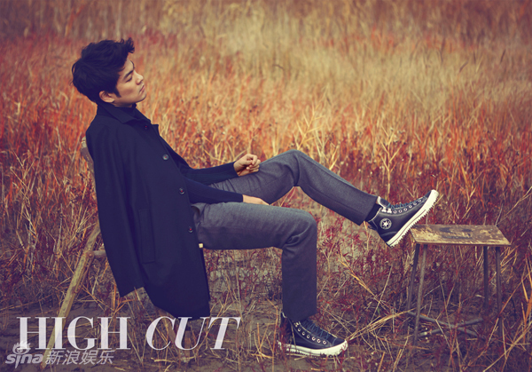 新浪娱乐讯 近日,韩国乐队张基河与脸孔们的主唱张基河为时尚杂志拍摄