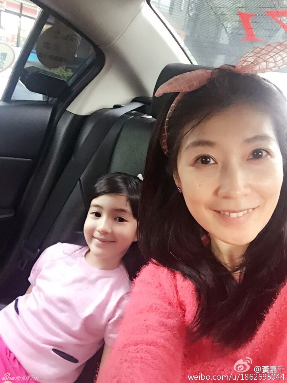 组图:夏克立一家录制《康熙》 夏天穿粉裙画画_高清图集_新浪网