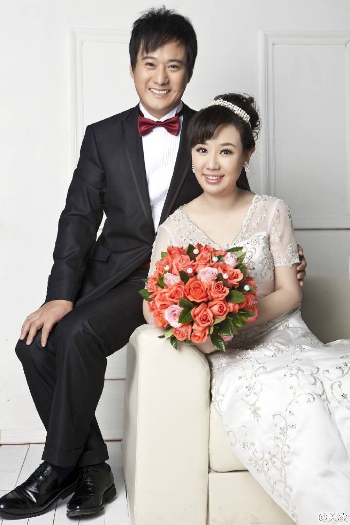 11月20日,关凌在微博晒出全家福和孕照庆祝结婚四周年,并且曝光怀二胎