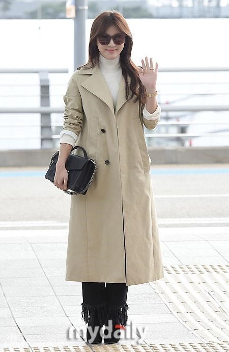 韩国女艺人河智苑今天上午为参加金马奖颁奖礼而从仁川国际机场飞往了