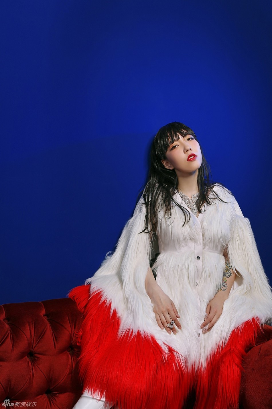 新浪娱乐讯 近日,90后歌手吴莫愁,再次登上国内某潮流杂志封面.