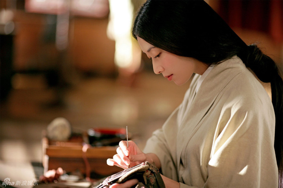 在各类古装影视剧中,常常会给美腻的女主一个唯美的侧脸镜头,那感觉