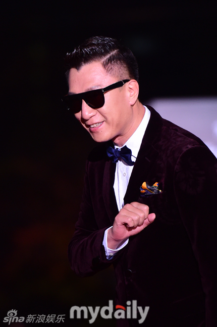 组图:颜王孙红雷亮相韩国大钟奖 红毯羞涩挥手_高清图集_新浪网