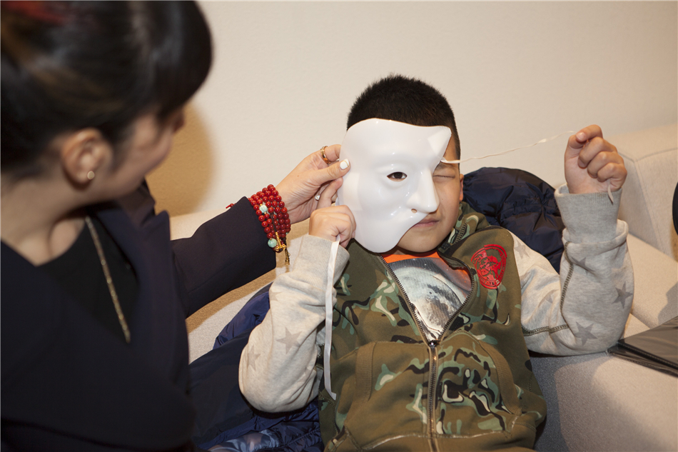 妈妈和姐姐还一起为康康带魅影面具.