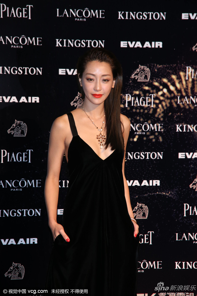 新浪娱乐讯 11月21日,第52届电影金马奖在台湾举行,谢欣颖黑裙现身